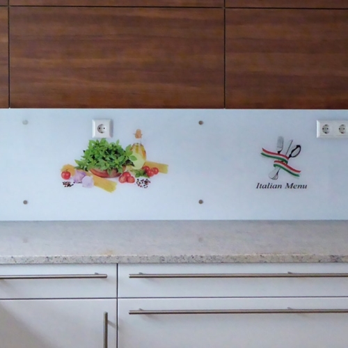 Küchenrückwand mit Digitaldruck und Senkpunkthaltern